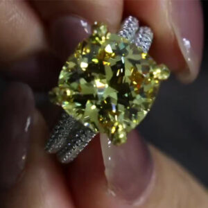 Is the Classic Wedding Ring Making a Comeback in 2025? 1 Princess Cut Diamond yellow 13.8ct (9)